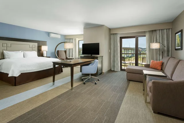 جناح استوديو بسرير كينج بإطلالة على النهر بشرفة مع أريكة، Hampton Inn & Suites Napa 3/10