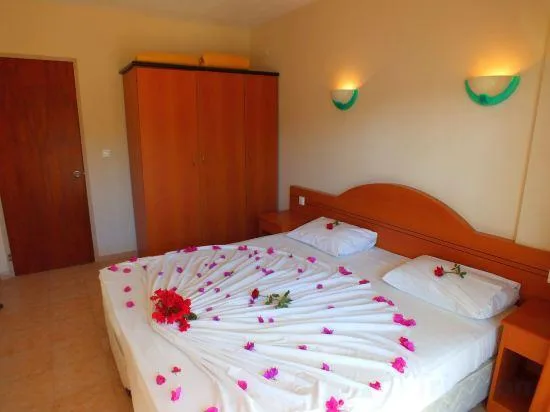 جناح عائلي بسريرين منفصلين بإطلالة على المسبح بغرفة نوم واحدة مع أريكة، Tuntas Family Suites Kusadasi 1/2