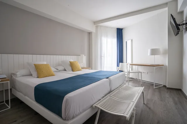 غرفة بسرير مزدوج بشرفة، HOTEL AGARO CHIPIONA 1/2