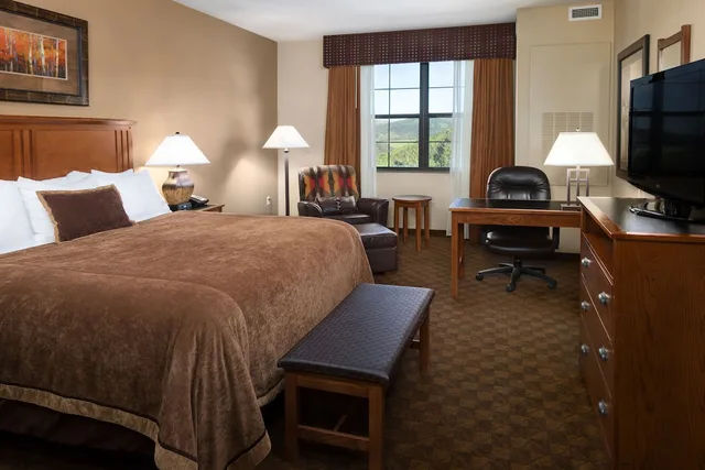 غرفة بسرير كينج، The Lodge At Deadwood Gaming Resort 3/5