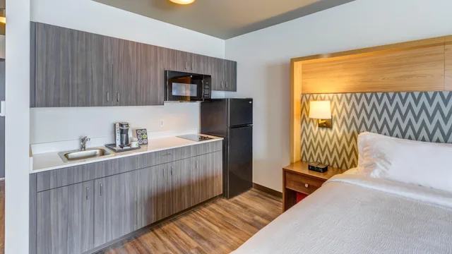 غرفة بسرير كينج بمطبخ صغير، Holiday Inn Bellingham 2/3
