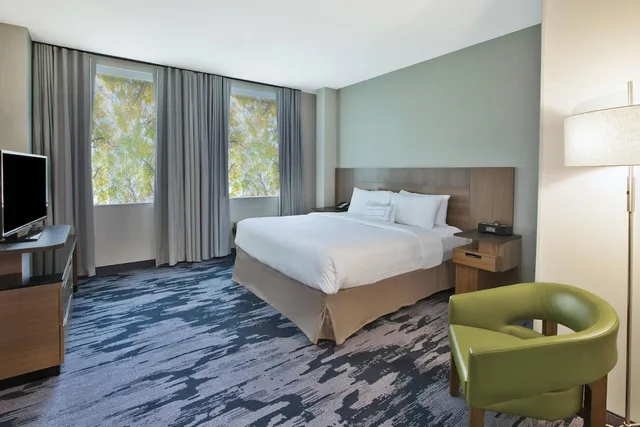 جناح بسرير كينج بغرفة نوم واحدة مع أريكة، Fairfield Inn Suites Milwaukee Downtown 4/5