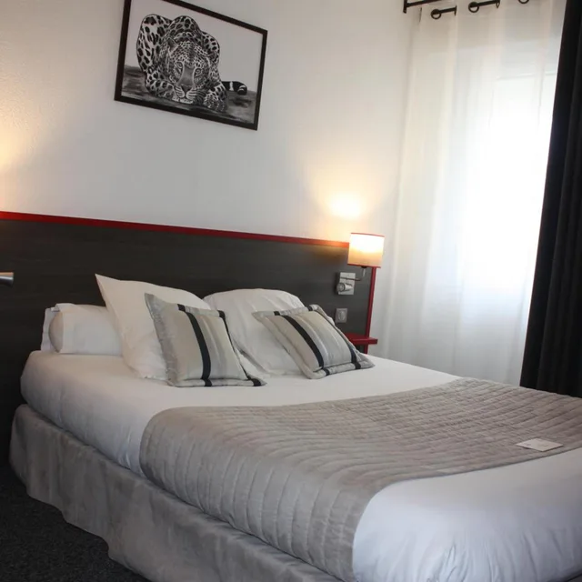 غرفة بسرير مزدوج بإطلالة على المسبح في طابق منخفض، Hotel La Citadelle 2/8