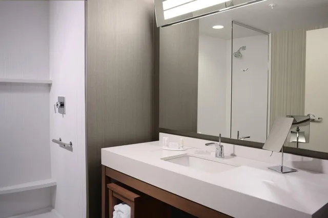 غرفة كبيرة بسرير كينج، Courtyard by Marriott Dallas Plano/The Colony 3/6