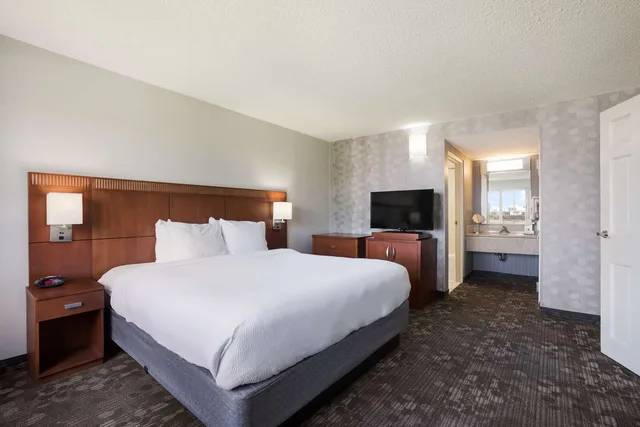 جناح بسرير كينج بغرفة نوم واحدة مع أريكة، Sonesta Select Atlanta Midtown Georgia Tech 2/5