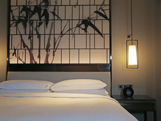غرفة بريميوم بسرير كينج بإطلالة على الجبل بشرفة، Beijing Marriott Hotel Changping 5/10