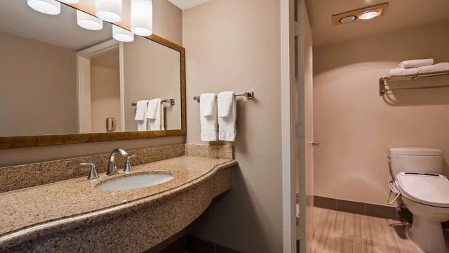 جناح جونيور بسرير كينج بشرفة مع أريكة، Best Western Plus Executive Inn 5/9