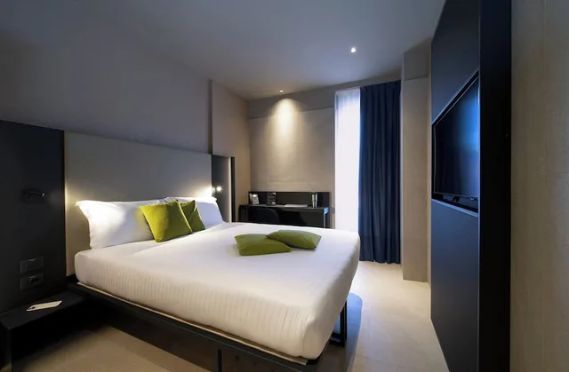غرفة ثلاثية بسرير كينج وسرير فردي بإطلالة على المدينة بشرفة، Scarlatti Hotel Milano 2/7