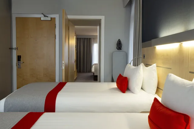 غرفة قياسية بسرير كينج لذوي الإعاقة، Holiday Inn Express Cheltenham 2/5
