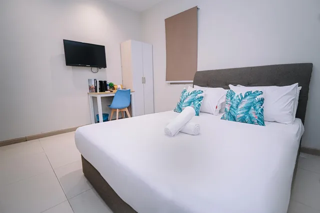 Deluxe Queen Room with Window، Swing & Pillows @ Sunway Pyramid PJ 1/2