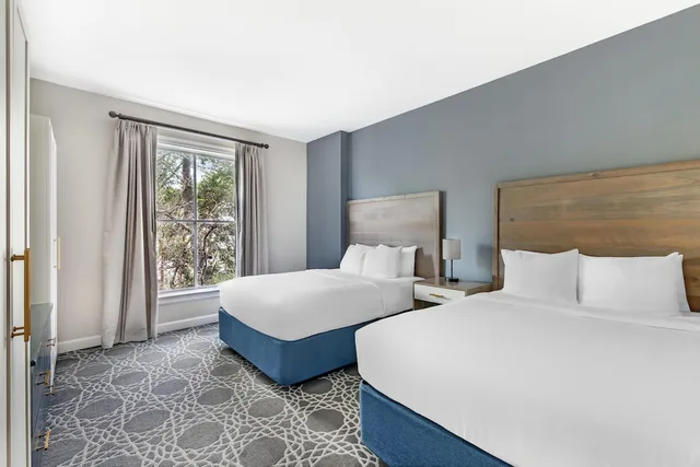 جناح بسرير كينج وسريرين كوين بغرفتي نوم مع أريكة، Hilton Vacation Club King 583 Charleston 3/10