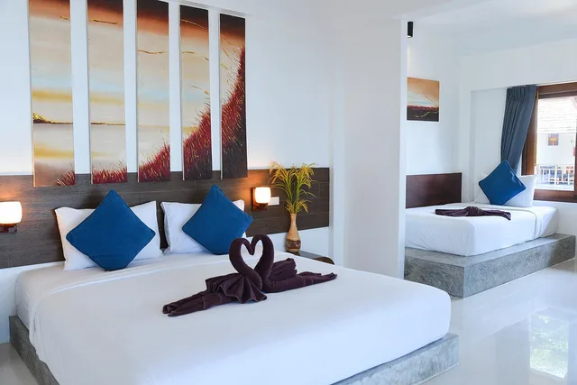 غرفة عائلية بسرير كينج وسرير فردي بإطلالة على المسبح، Sairee Cottage Resort 1/1