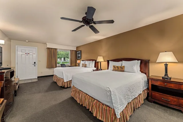 غرفة تقليدية بسريرين كوين، Redwood Hyperion Suites 3/8