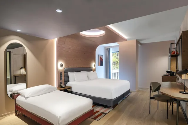 غرفة غراند بريميوم بسرير كينج، Canopy by Hilton Paris Eiffel Tower 2/8