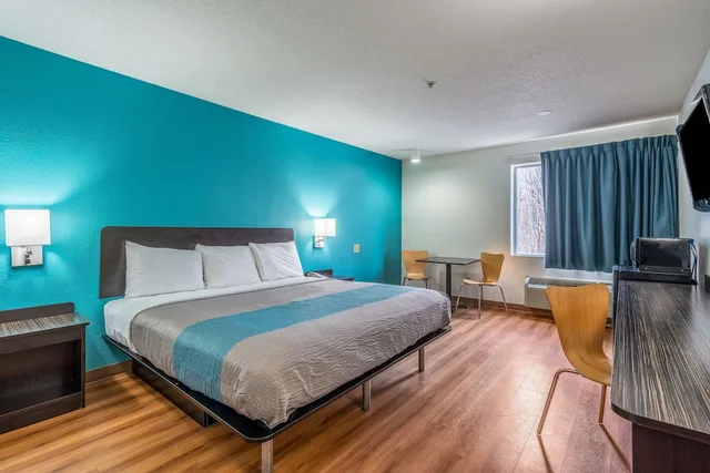 غرفة قياسية بسرير كينج لذوي الإعاقة، Motel6 Rocky Mount, NC 2/8