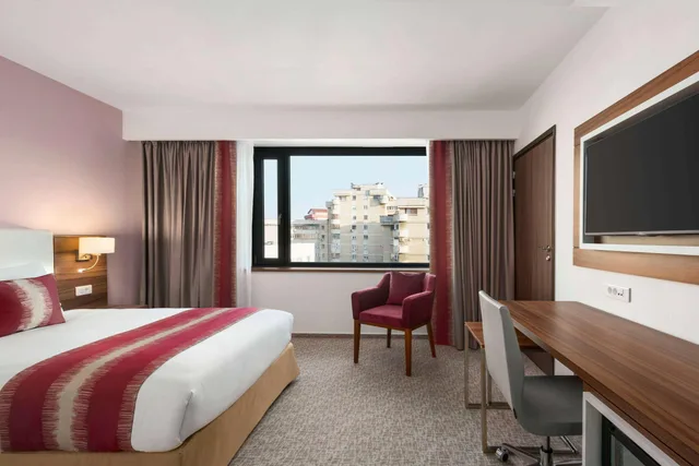 Room, Queen Bed, Ramada Plaza by Wyndham Craiova 2/5