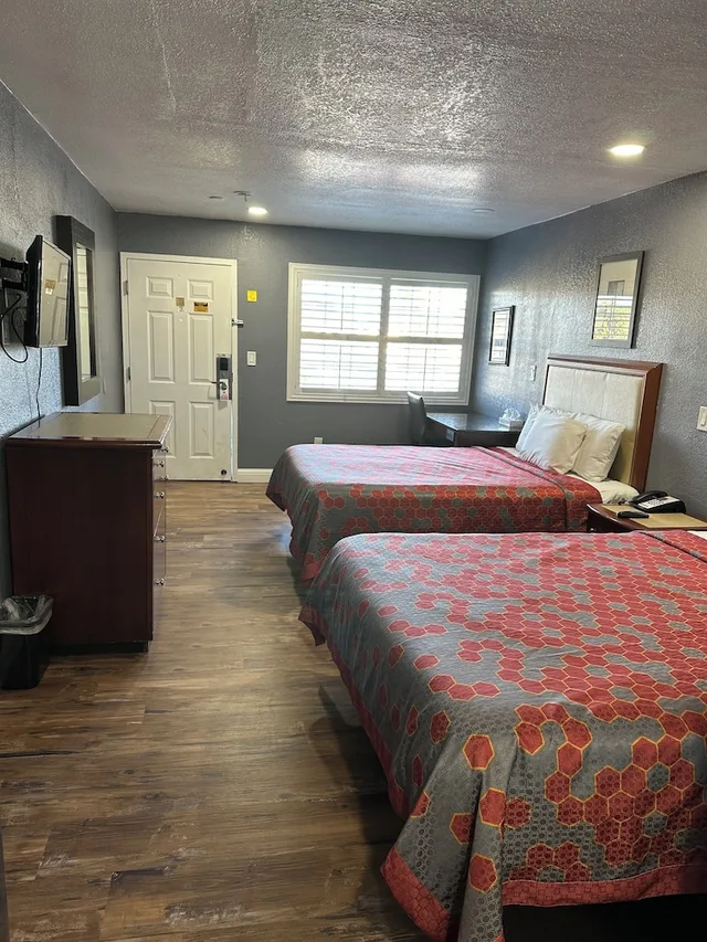 Standard, 2 Queen Beds, Fireside Inn Santa Cruz 5/8