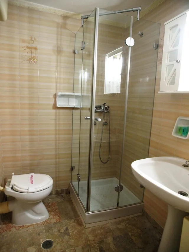 غرفة عائلية بسرير مزدوج وسريرين منفصلين بإطلالة على البحر بشرفة، IGNATIA HOTEL 2/2