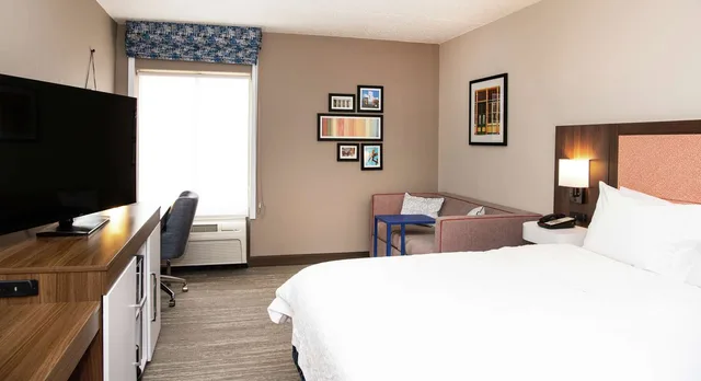 غرفة بسرير كينج مع أريكة، Hampton Inn Cleveland Solon Oh 2/5