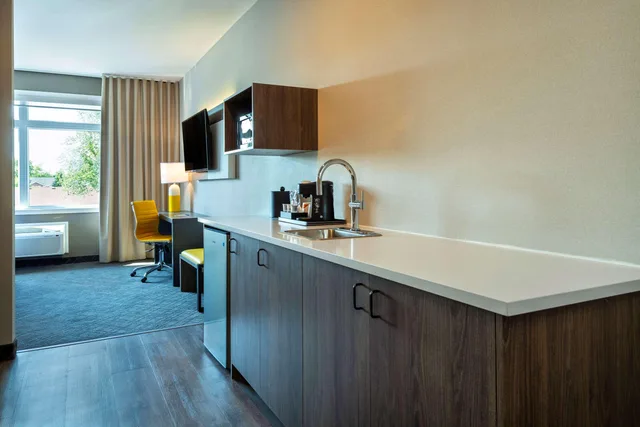 جناح بسرير كينج، Comfort Inn and Suites Kingston ON 6/7