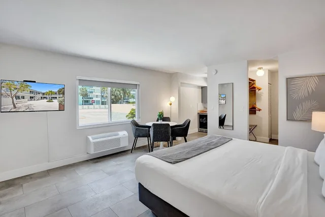غرفة بريميوم بسرير كينج بمطبخ صغير، The Garden Hotel and Resort 4/10