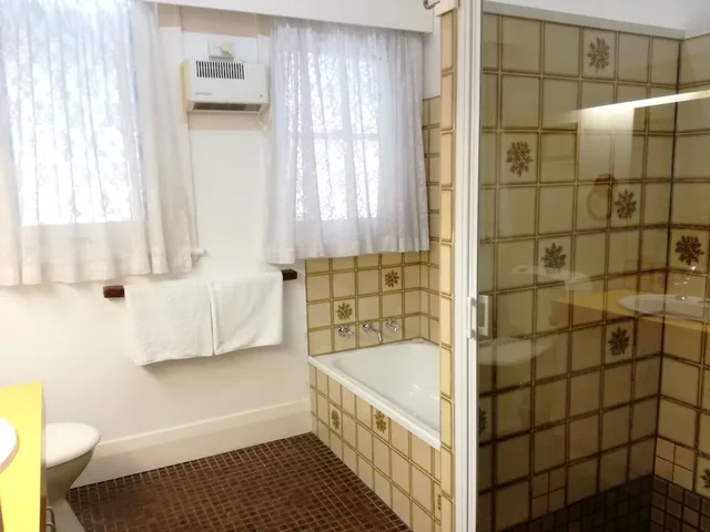 جناح تنفيذي بسرير كوين وسرير فردي، MOTEL MAYFAIR ON CAVELL 3/3