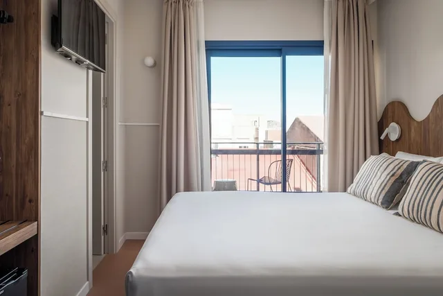 غرفة قياسية بسرير كوين بشرفة، BYPILLOW Paseo 1/6