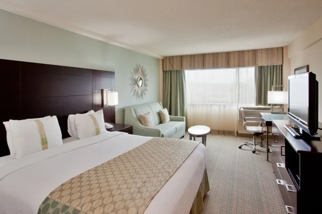 غرفة قياسية بسرير كينج مع أريكة، Holiday Inn Virginia Beach - Norfolk 1/6