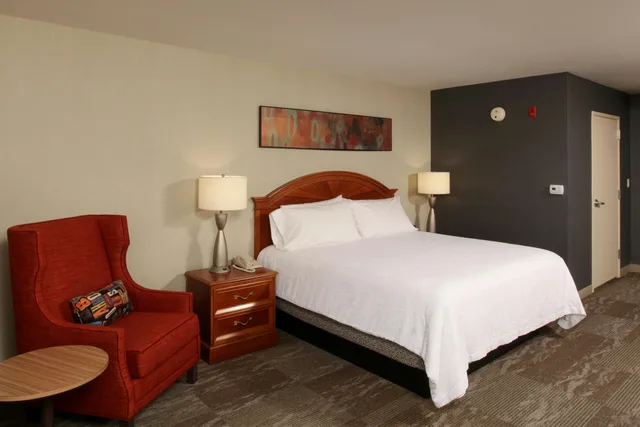 غرفة بسرير كينج، Hilton Garden Inn Spokane Airport 2/2