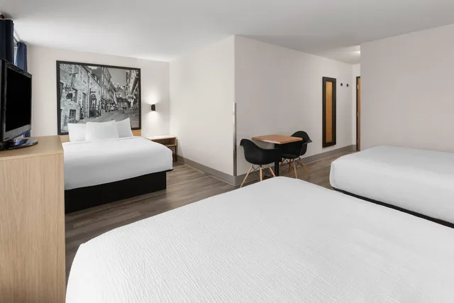 Suite, King Bed, Sofa, Hot Tub, Super 8 By Wyndham Quebec City 5/10