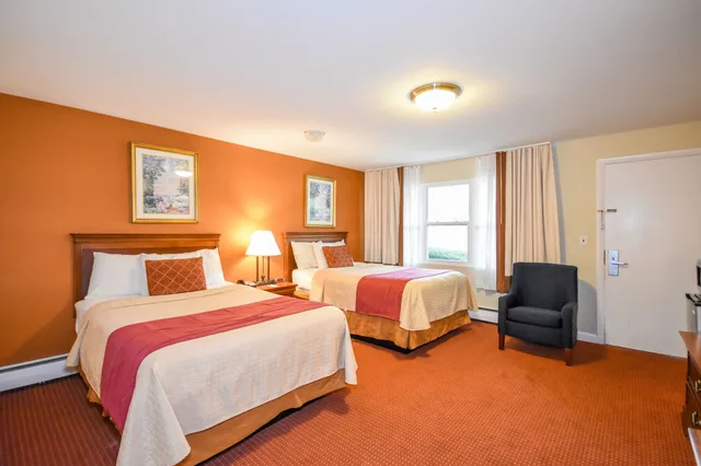 غرفة ديلوكس بسريرين مزدوجين بمطبخ، Monticello Inn Framingham 1/2