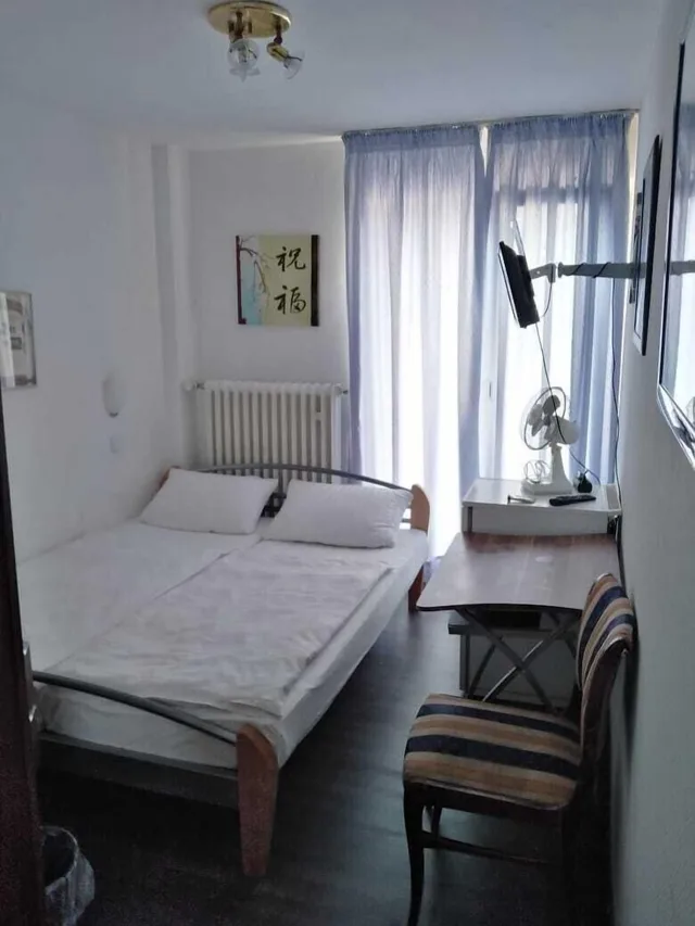 غرفة اقتصادية بسريرين منفصلين وسرير كوين وسريرين منفصلين بحمام خاص، Berliner Hof 1/4