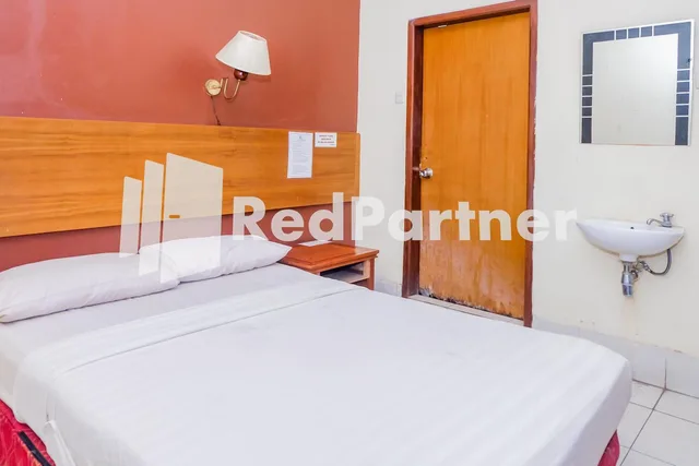 غرفة قياسية بسرير مزدوج، Reddoorz At Palasari 3/7