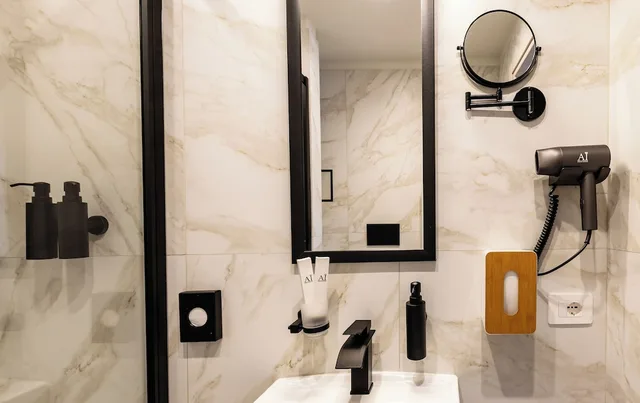 غرفة ديلوكس بسرير كينج بإطلالة على المدينة مع أريكة، Aiello Hotels - Isola Design District 5/5