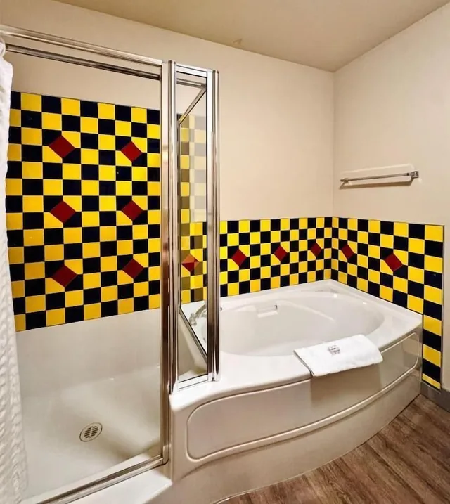 Theme, Efficiency, Suite, 3 Bunk Beds, 3 Queen Beds, Pool Side، Super 8 by Wyndham Castlegar BC 3/3