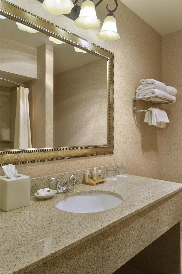 جناح تنفيذي بسرير كوين، Red Lion Hotel Coos Bay 1/4
