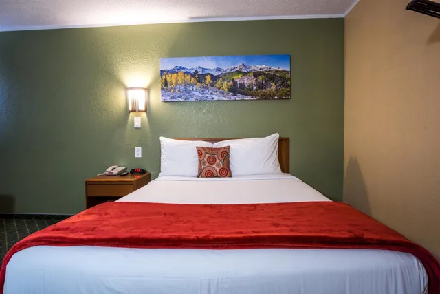 غرفة بسرير كوين، Red River Inn 4/10