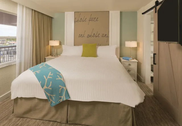 غرفة غراند ديلوكس بسرير كوين بإطلالة على الشاطئ مع أريكة لذوي الإعاقة، Beach House Suites By The Don Cesar 1/1