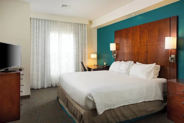 Pure, King Bed, Sofa، Residence Inn by Marriott Kansas City Airport 1/2