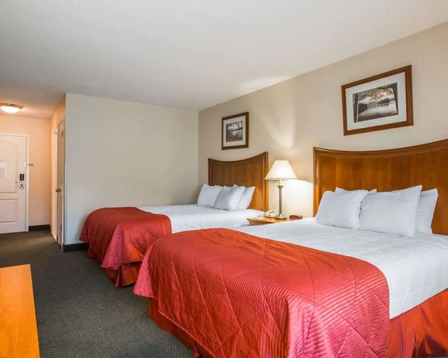 غرفة خارجية قياسية بسريرين كوين، Spark by Hilton Lake George Outlets 1/4