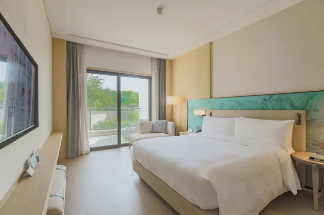 Standard, King Bed, DoubleTree by Hilton Taizhou Shenxianju 2/10