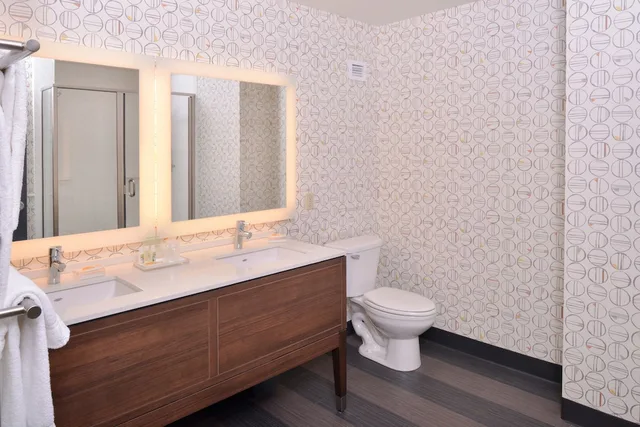 غرفة قياسية بسرير كينج وسريرين منفصلين، Holiday Inn Kansas City Airport 5/9