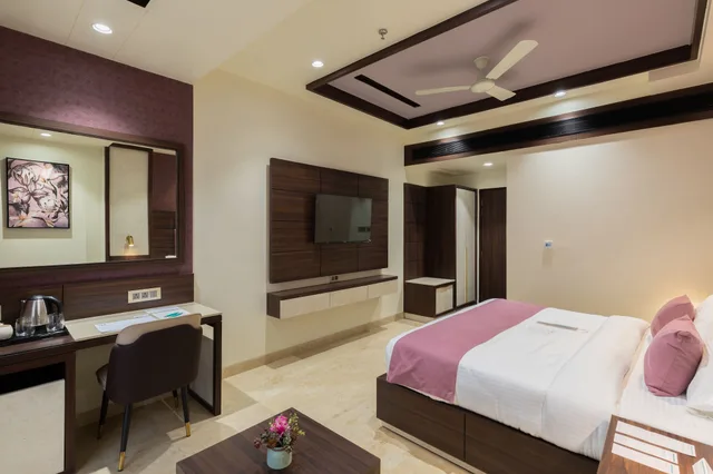 Deluxe, King Bed, Royal Rawal - Luxury Boutique Hotel 2/4