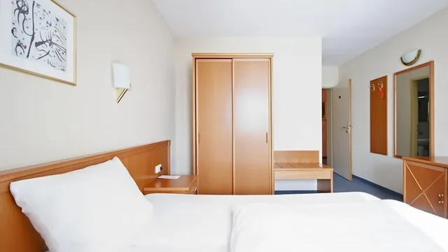 غرفة قياسية بسرير كوين، Hotel Blutenburg 1/10