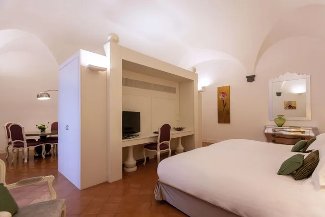جناح دوبلكس جونيور بسرير كينج، Palazzo Caracciolo Naples 11/14