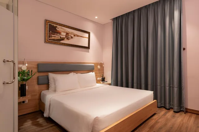 Deluxe, Queen Bed, No Window، Adora Mira Hotel (formerly Ramada Encore By Wyndham Saigon D1) 3/9