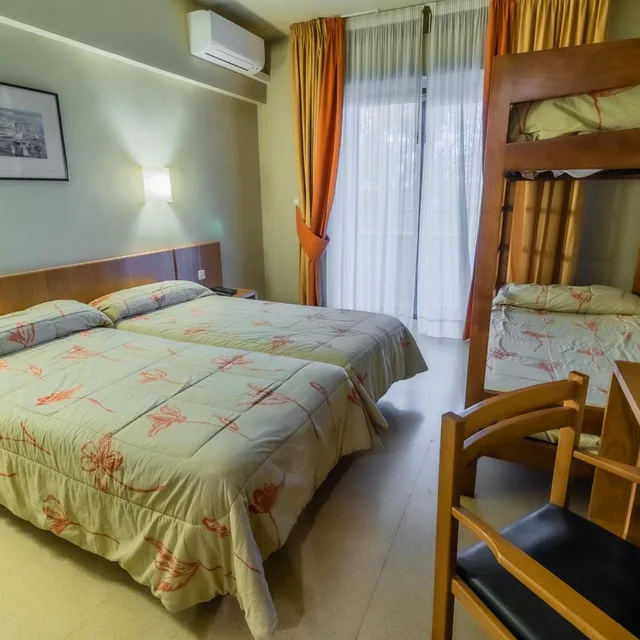 غرفة رباعية، Alhama Hotel 6/10