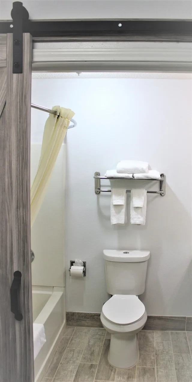 جناح بسرير كينج مع أريكة، SureStay Hotel by Best Western Tuscaloosa Southeast 6/8