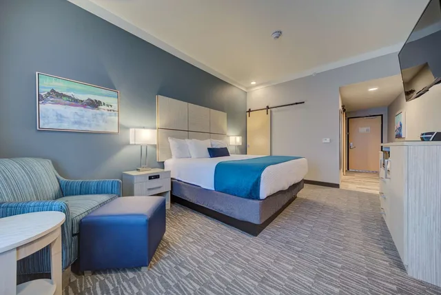 غرفة بسرير كينج بإطلالة على الجبل مع أريكة، Hotel Peppertree Bend, BW Premier Collection 4/7