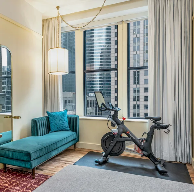 Room, King Bed, Peloton، Canopy by Hilton Chicago Central Loop 2/3